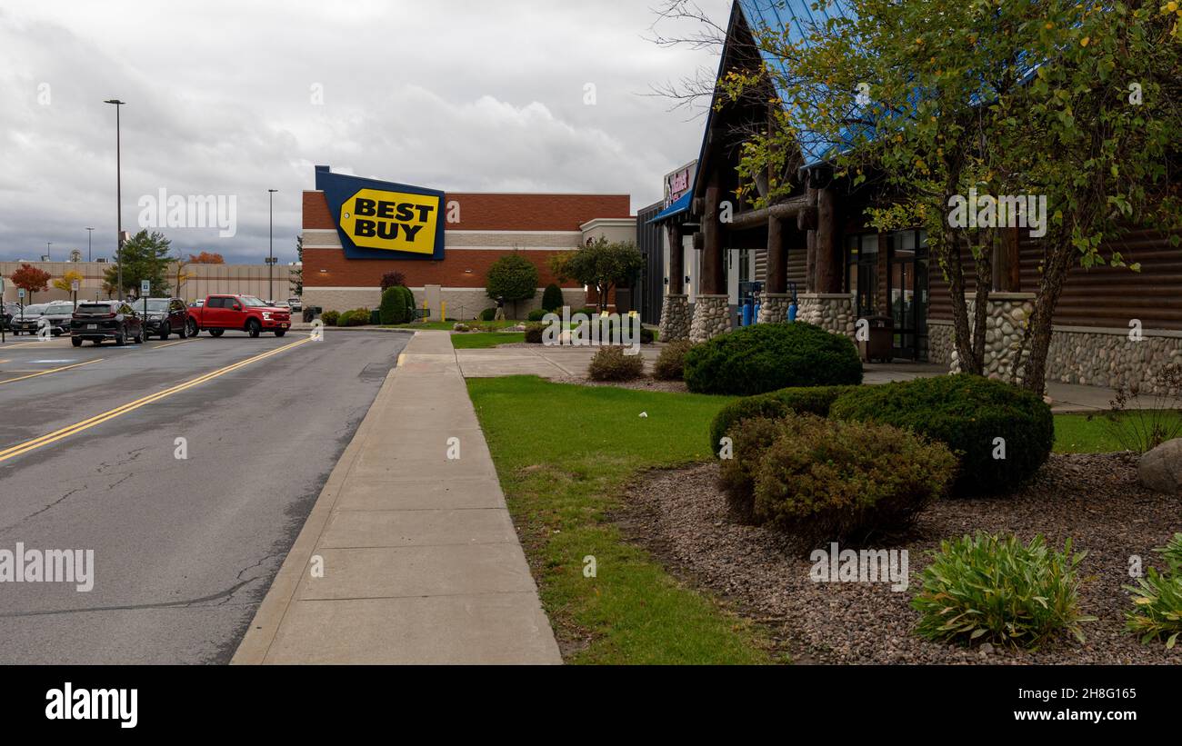 The Famous Footwear - Picture of Salmon Run Mall, Watertown - Tripadvisor