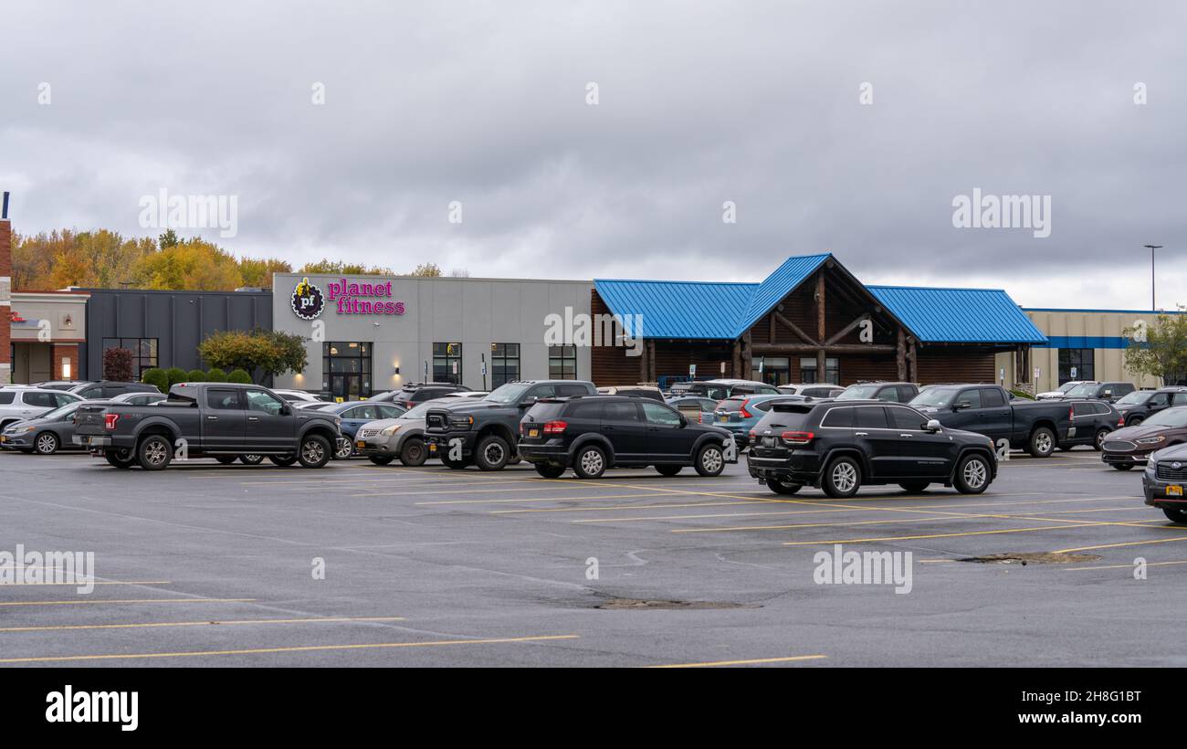 WATERTOWN, UNITED STATES - Oct 31, 2021: An outdoor view of the parking lot in the Planet Fitness inside of Salmon Run Mall in Watertown, NY. Stock Photo