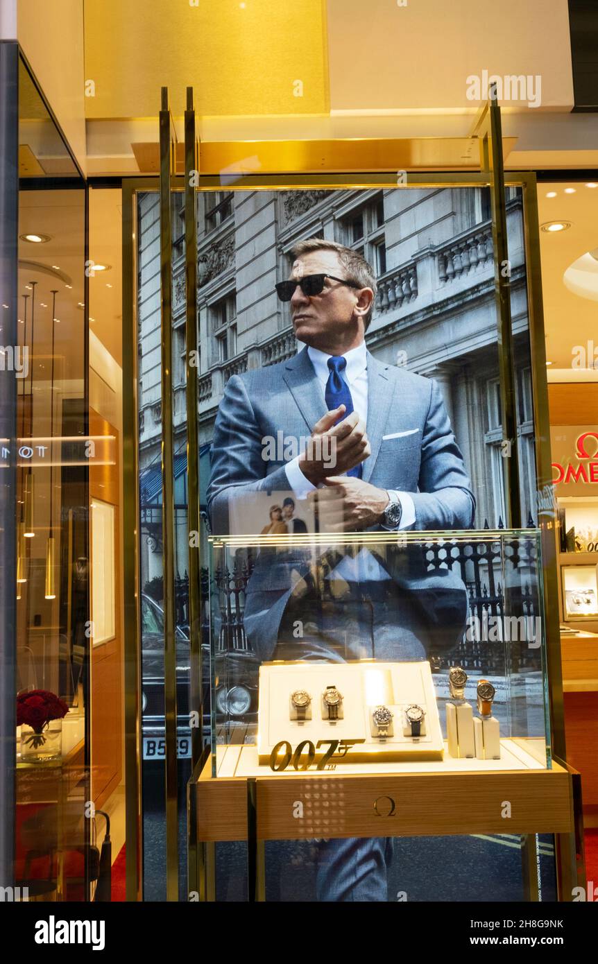 Daniel Craig as James Bond 007 wristwatch watch advert in jewellery store shop window at 100 Liverpool Street shopping centre London UK KATHY DEWITT Stock Photo