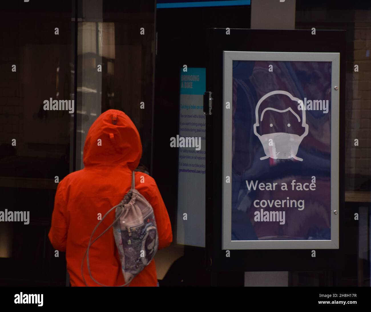 Face masks london underground sign hires stock photography and images