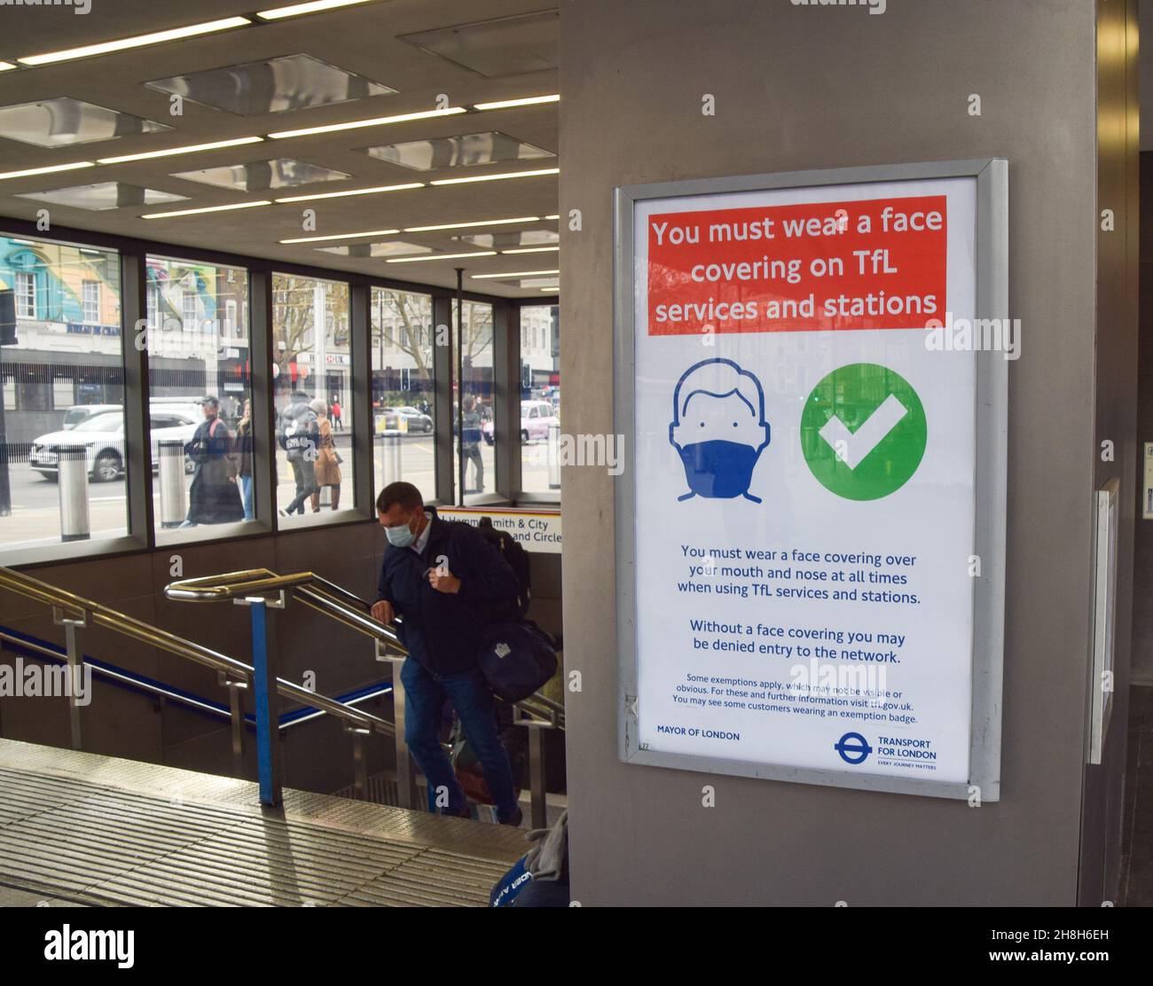 London, UK. 30th Nov, 2021. A face covering sign is seen outside King's