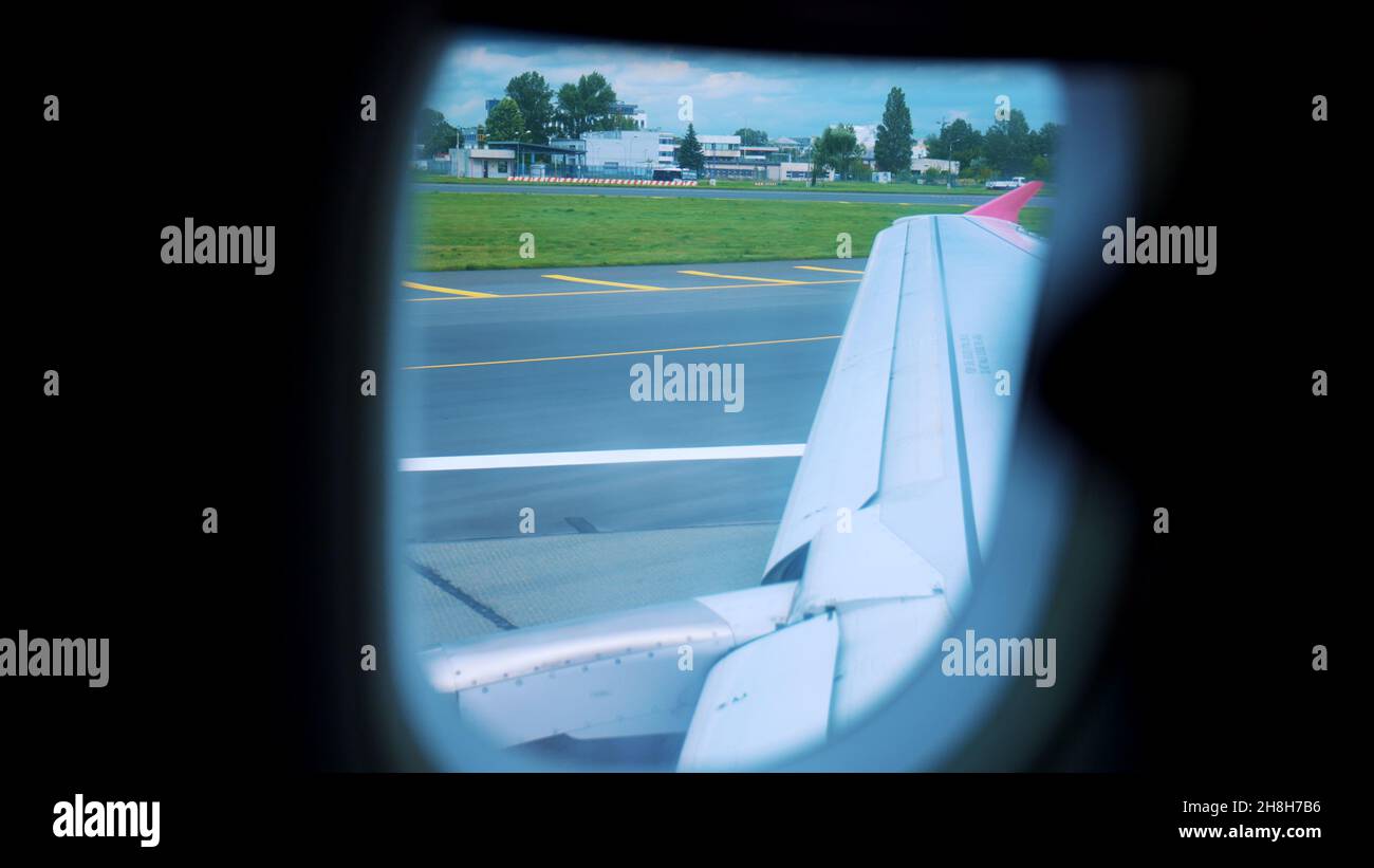 Plane wing flaps sky hi-res stock photography and images - Alamy