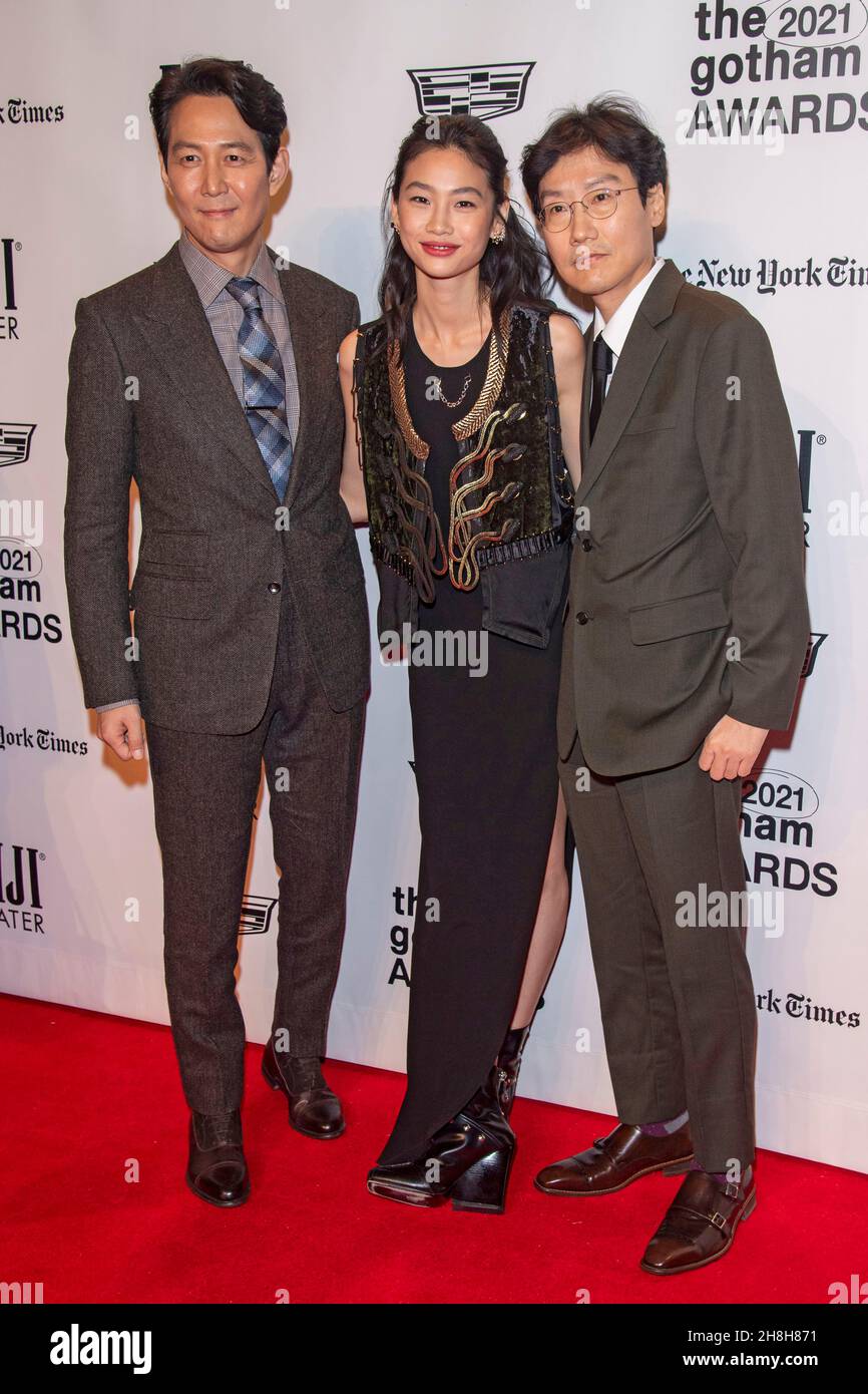 NEW YORK, NEW YORK - NOVEMBER 29: (L-R) Lee Jung-jae, Jung Ho-yeon and Hwang Dong-hyuk attend the 2021 Gotham Awards Presented By The Gotham Film & Media Institute at Cipriani Wall Street on November 29, 2021 in New York City. Stock Photo