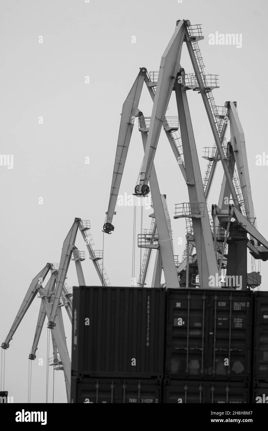 Cargo container lift cranes Black and White Stock Photos & Images - Alamy