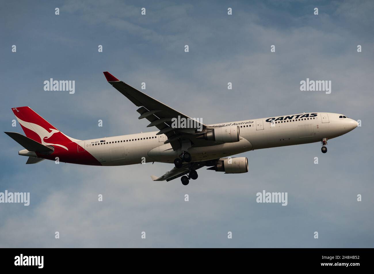 29.11.2021, Singapore, Republic of Singapore, Asia - Airbus A330 passenger aircraft of the Australian airline Qantas Airways approaches Changi Airport. Stock Photo