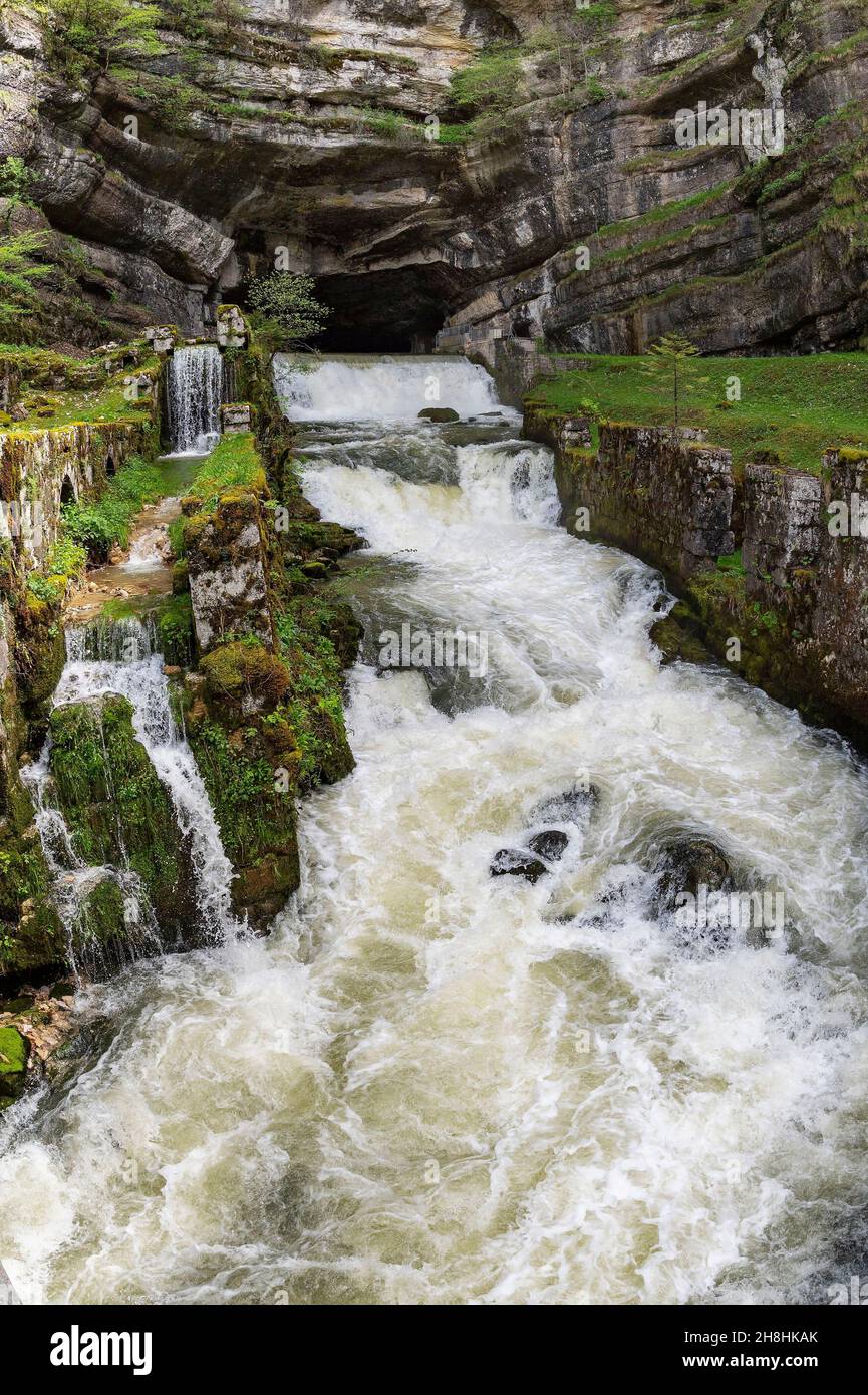 France, Doubs, Ornans, Via Francigena, gorges de la Nouaille, source of the river Loue at the foot of the cliff Stock Photo