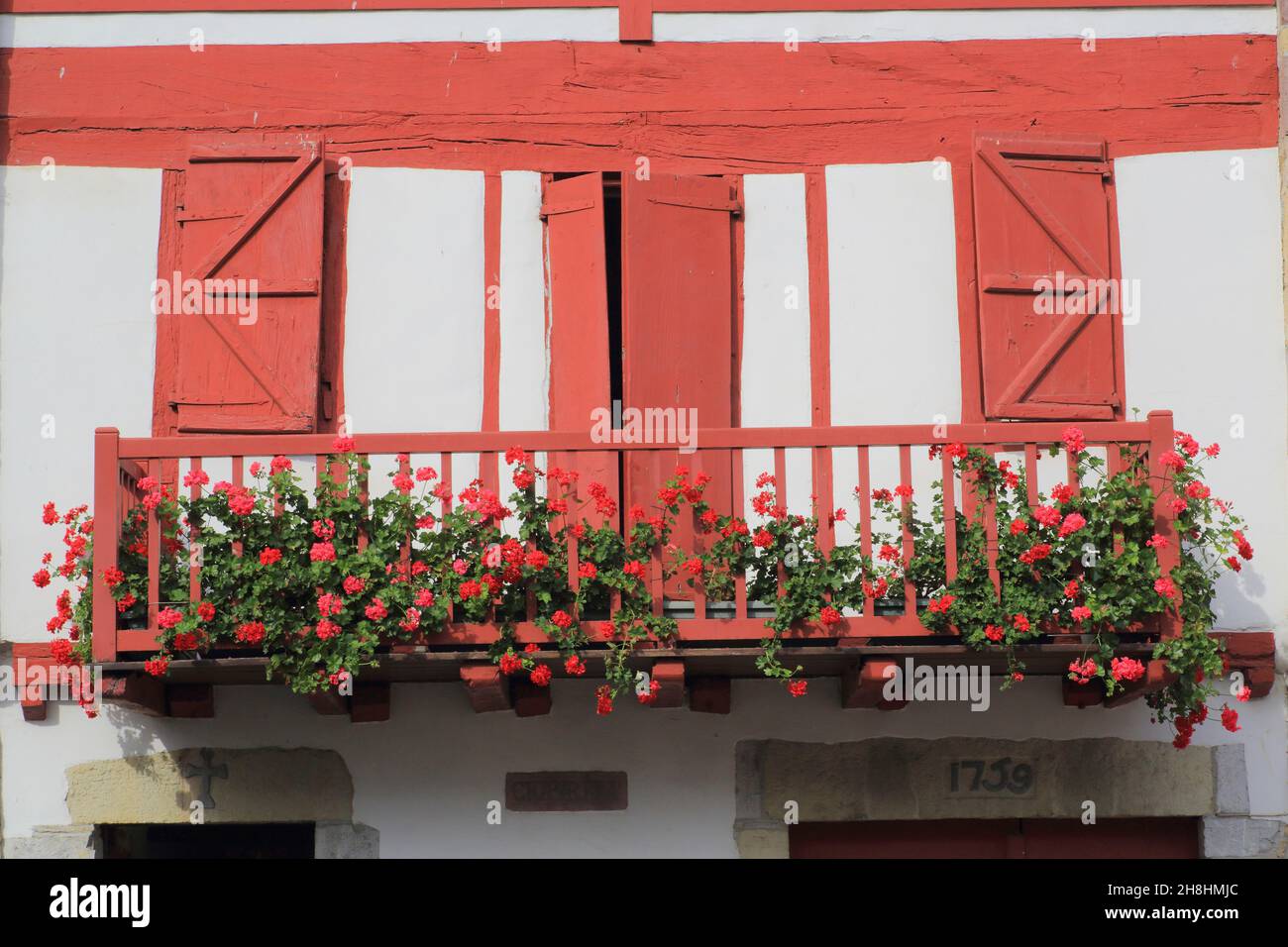 France pays basque house flower hi-res stock photography and images - Alamy