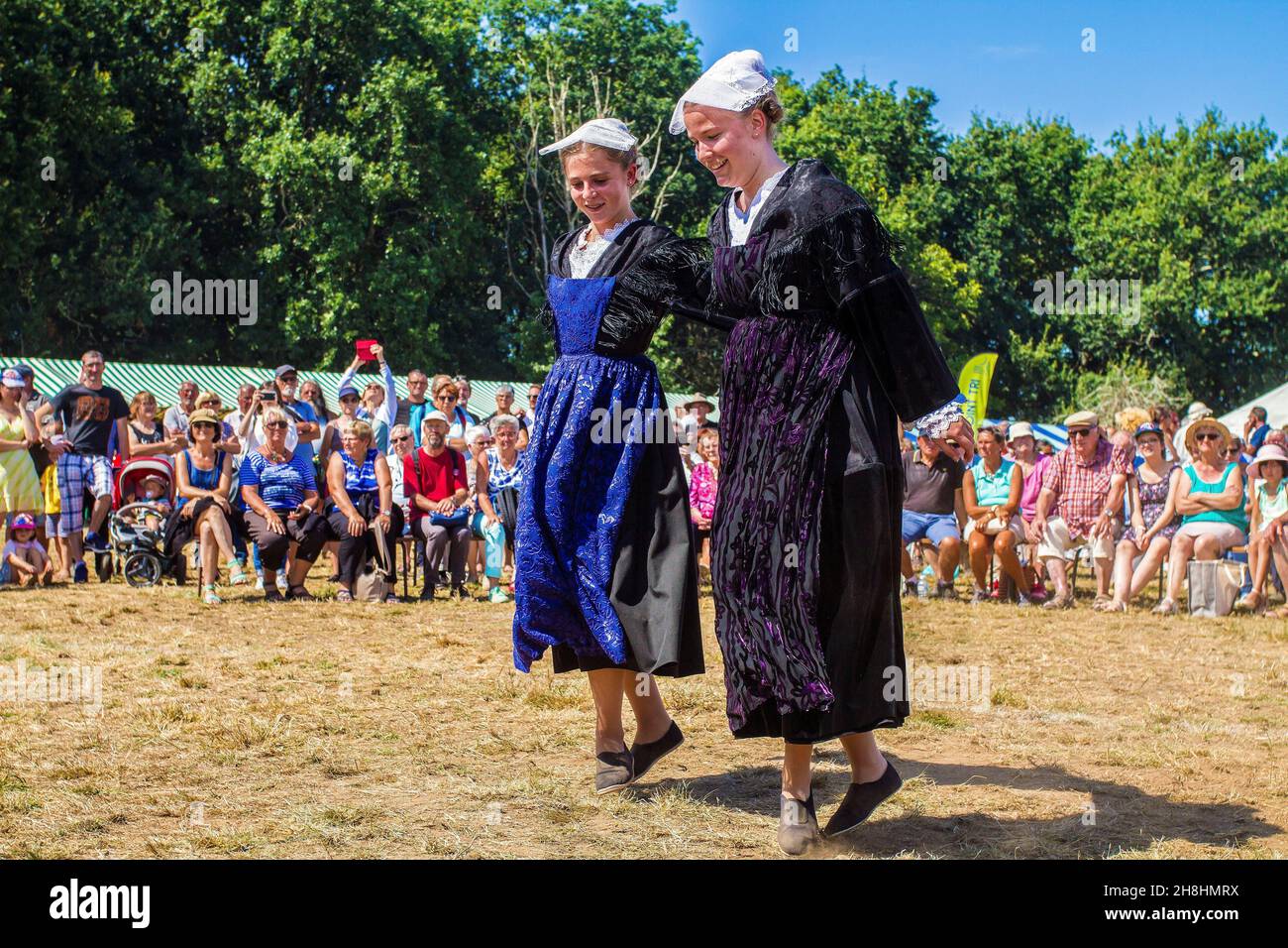 Fete De L Huitre St Helene France, Morbihan (56), Ria d'Etel, Sainte-Hélène-sur-Mer, Danses du Cercle  Celtique En Arben de Theix à la Fête de l'Huître Stock Photo - Alamy