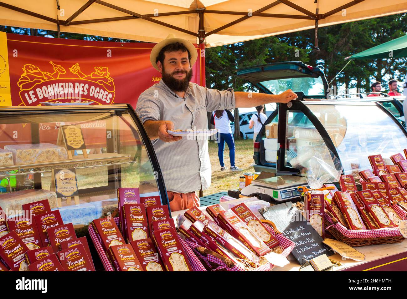 Fete De L Huitre St Helene France, Morbihan (56), Ria d'Etel, Sainte-Hélène-sur-Mer, Stand sur le  marché de la Fête de l'Huître Stock Photo - Alamy