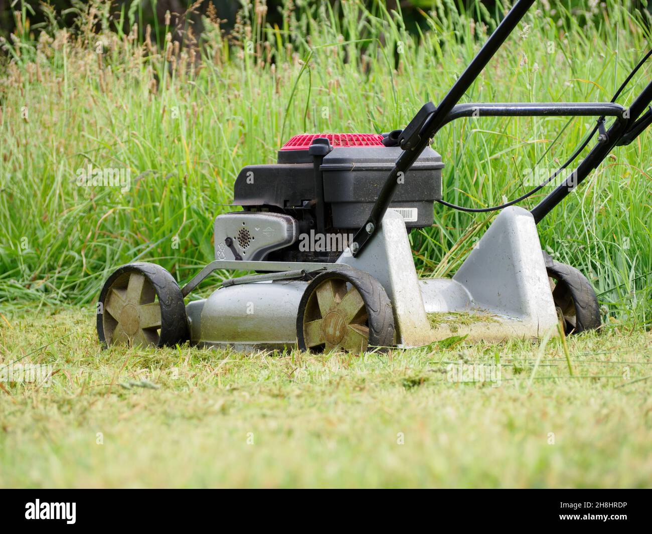 Briggs and stratton lawn mower hi res stock photography and images Alamy
