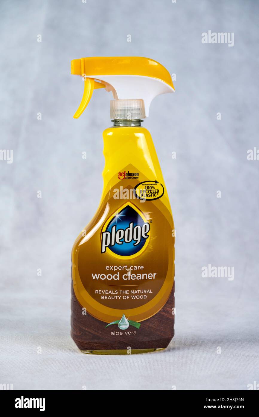 https://c8.alamy.com/comp/2H8J76N/a-spray-bottle-of-pledge-wood-cleaner-2H8J76N.jpg