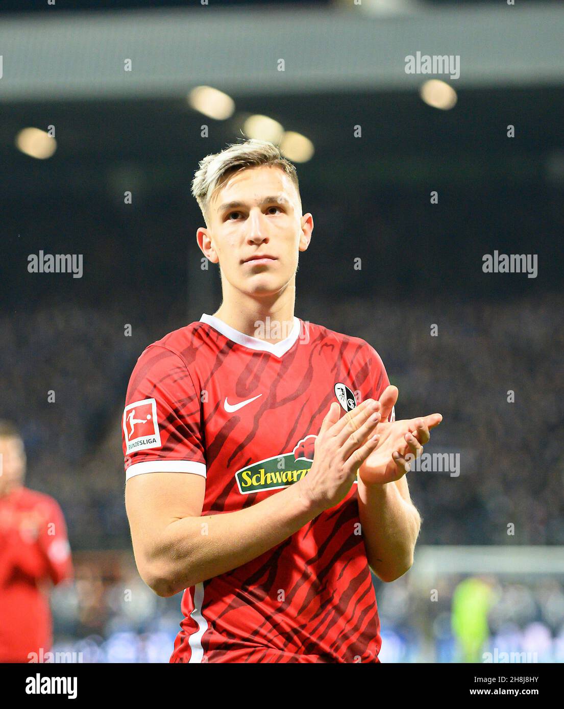 Nico SCHLOTTERBECK (FR) gesture, gesture, clapping, clapping, Soccer 1st Bundesliga, 13th matchday, VfL Bochum (BO) - SC Freiburg (FR) 2: 1, on November 27th, 2021 in Bochum/Germany. #DFL regulations prohibit any use of photographs as image sequences and/or quasi-video # Â Stock Photo