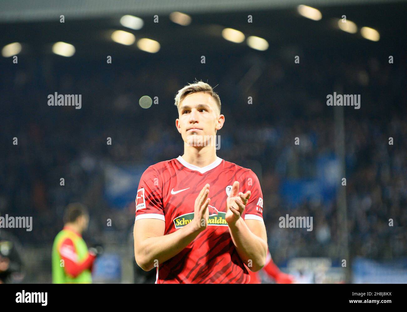 Nico SCHLOTTERBECK (FR) gesture, gesture, clapping, clapping, Soccer 1st Bundesliga, 13th matchday, VfL Bochum (BO) - SC Freiburg (FR) 2: 1, on November 27th, 2021 in Bochum/Germany. #DFL regulations prohibit any use of photographs as image sequences and/or quasi-video # Â Stock Photo