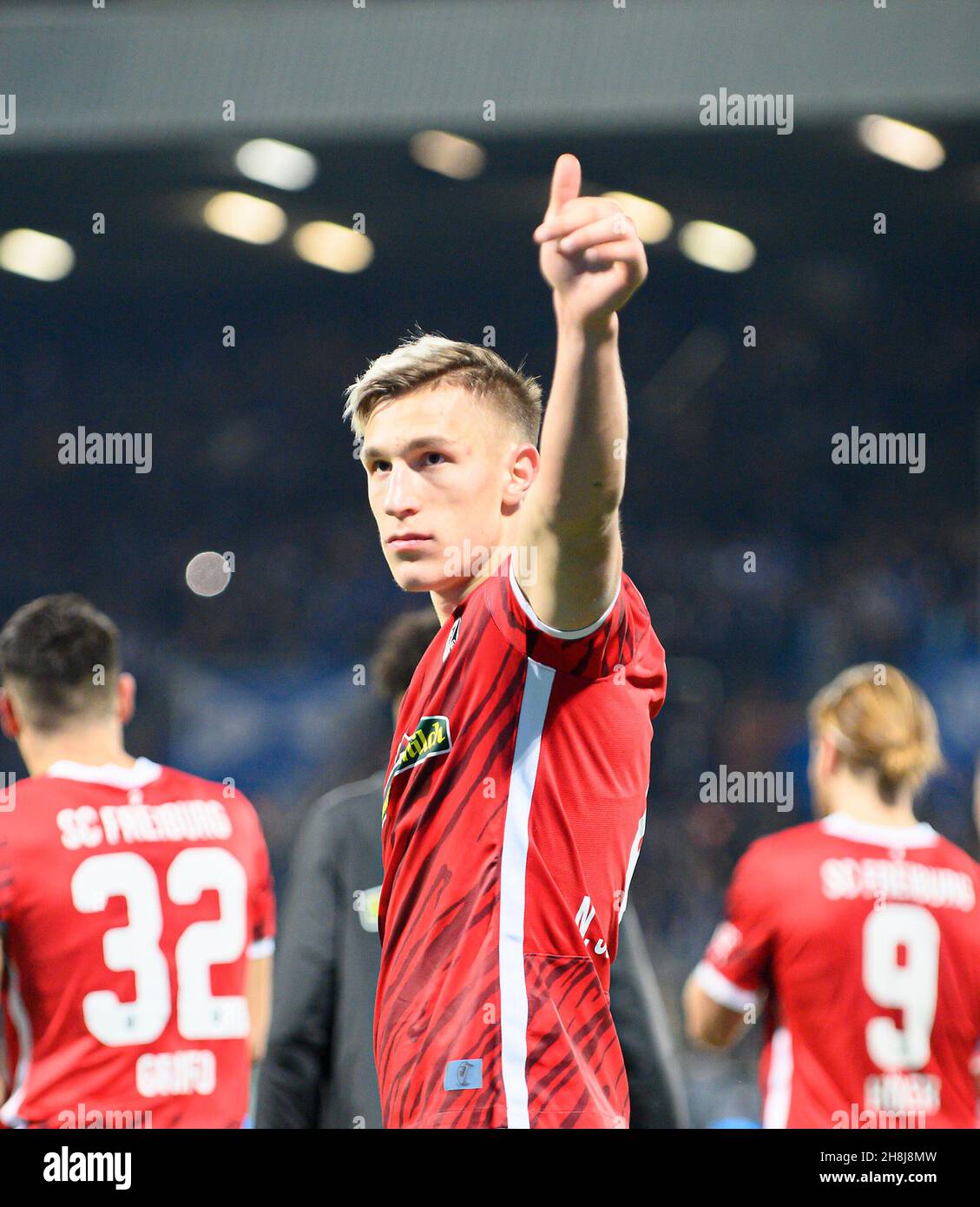 Nico SCHLOTTERBECK (FR) gesture, gesture, thumb shows after up. Soccer 1st Bundesliga, 13th matchday, VfL Bochum (BO) - SC Freiburg (FR) 2: 1, on November 27, 2021 in Bochum/Germany. #DFL regulations prohibit any use of photographs as image sequences and/or quasi-video # Â Stock Photo