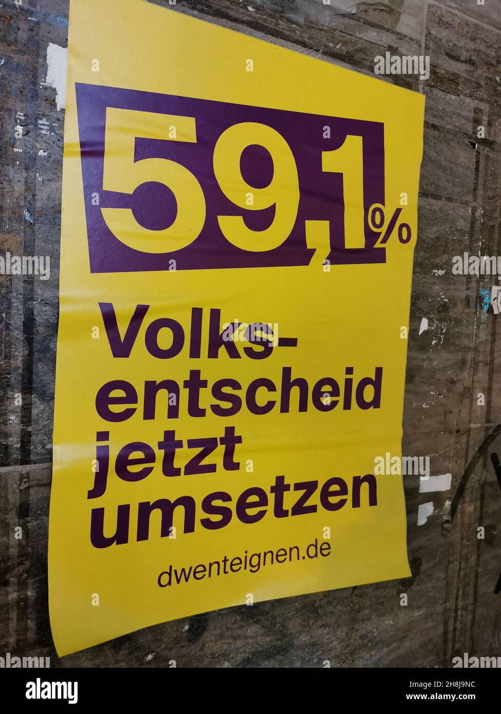Ein Plakat am Bahnhof Zoo - 59,1 % Volksentscheid jetzt umsetzten.Eine Initiative möchte die Gesellschaft Deutsche Wohnen zu enteignen. Stock Photo