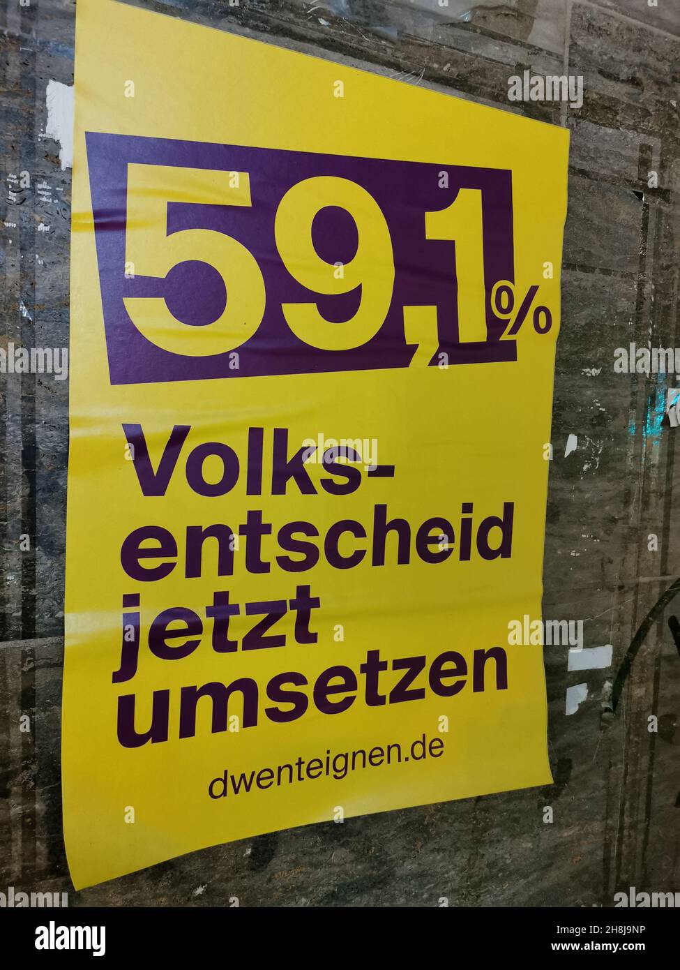 Ein Plakat am Bahnhof Zoo - 59,1 % Volksentscheid jetzt umsetzten.Eine Initiative möchte die Gesellschaft Deutsche Wohnen zu enteignen. Stock Photo