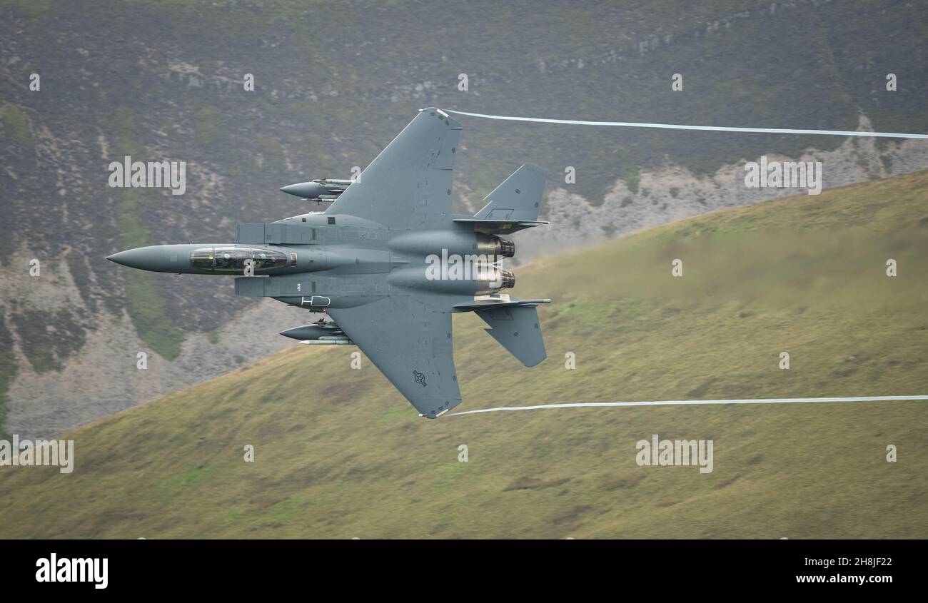 USAF F15 conducts a low level sortie through the machloop in Snowdonia National Park Stock Photo