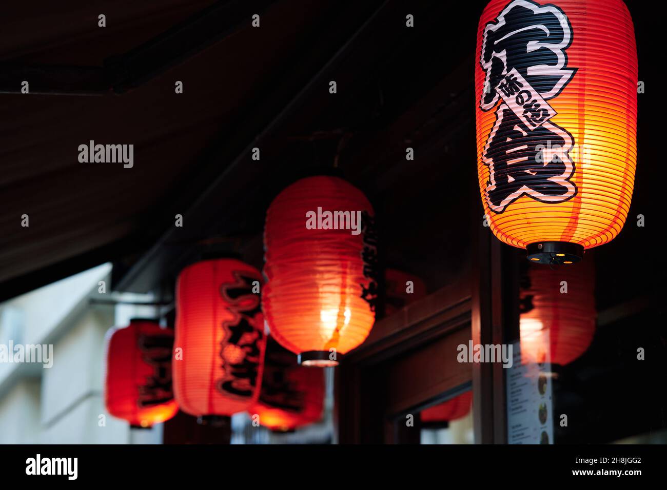 29 Nov 2021 - londonuk: Red lanterns outside japanese restaurant Stock Photo