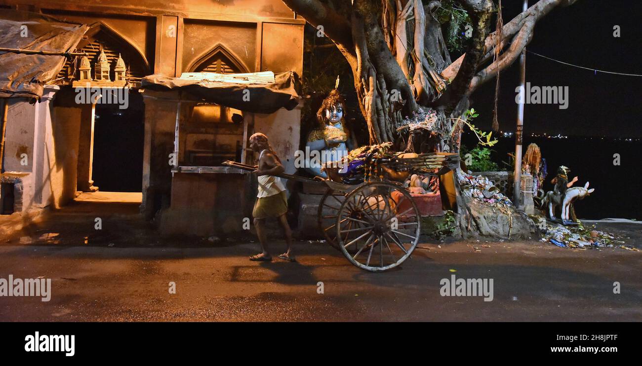 Kolkata’s Rickshaw Pullers. The dense metropolis is among the only places in India — and one of the few left in the world — where fleets of hand-pulled rickshaws still ply the streets. Kolkata, India. Stock Photo