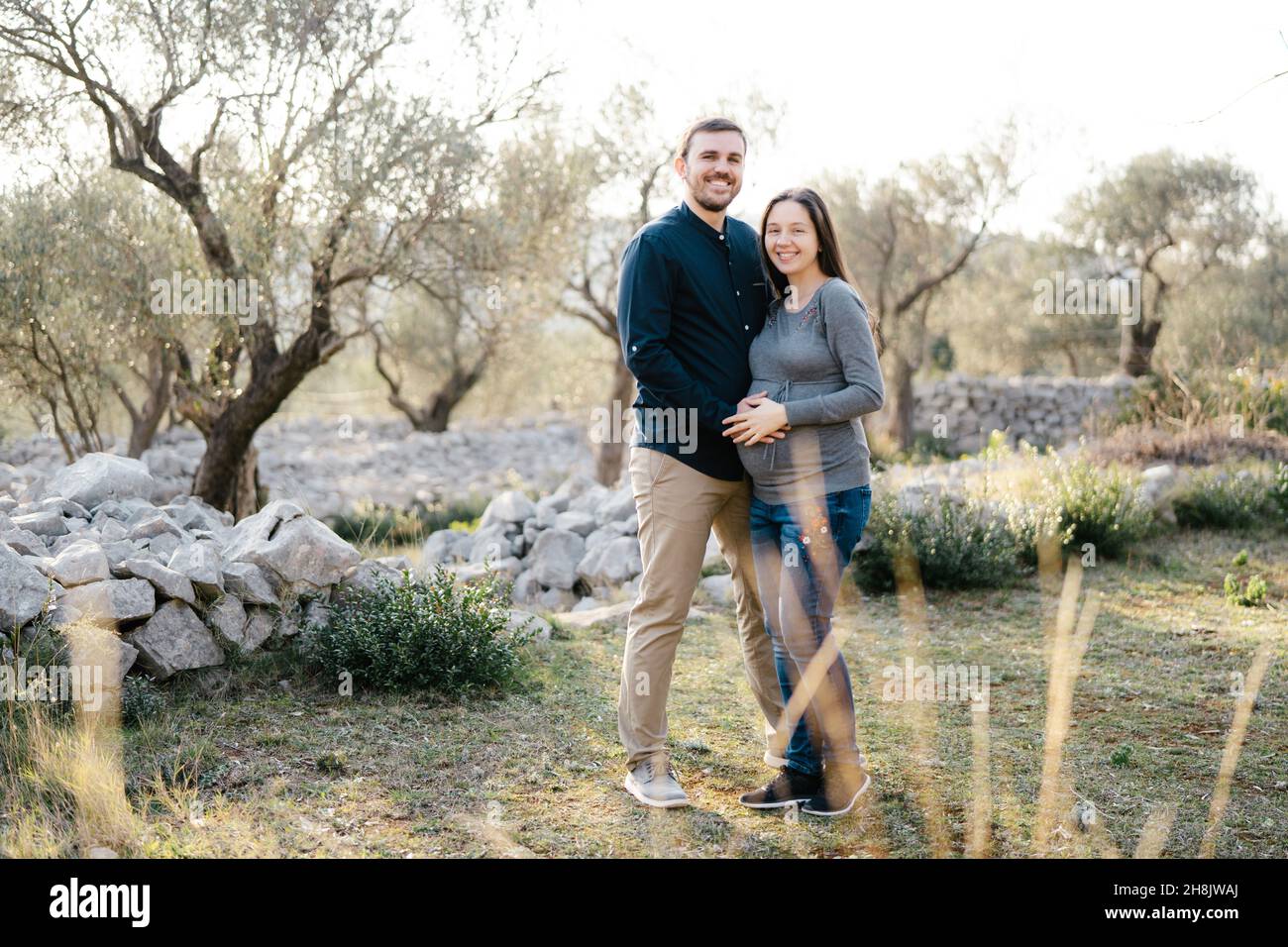 Man woman embrace standing hi-res stock photography and images - Alamy