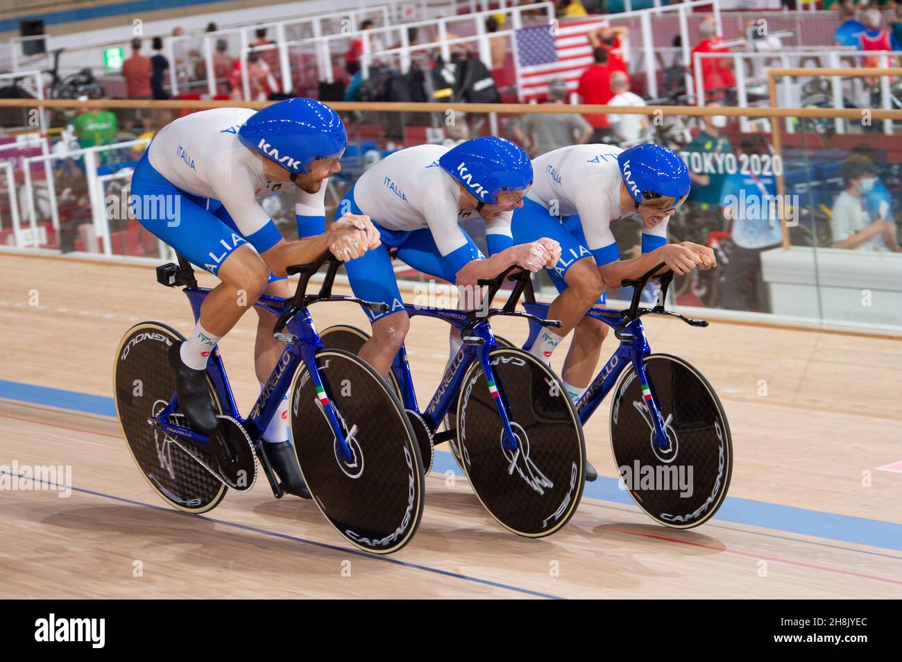 Italian Team pursuit, gold medalists on the track in the Tokyo 2020 Olympic Games.  Led by world champion Filippo Ganna. Stock Photo