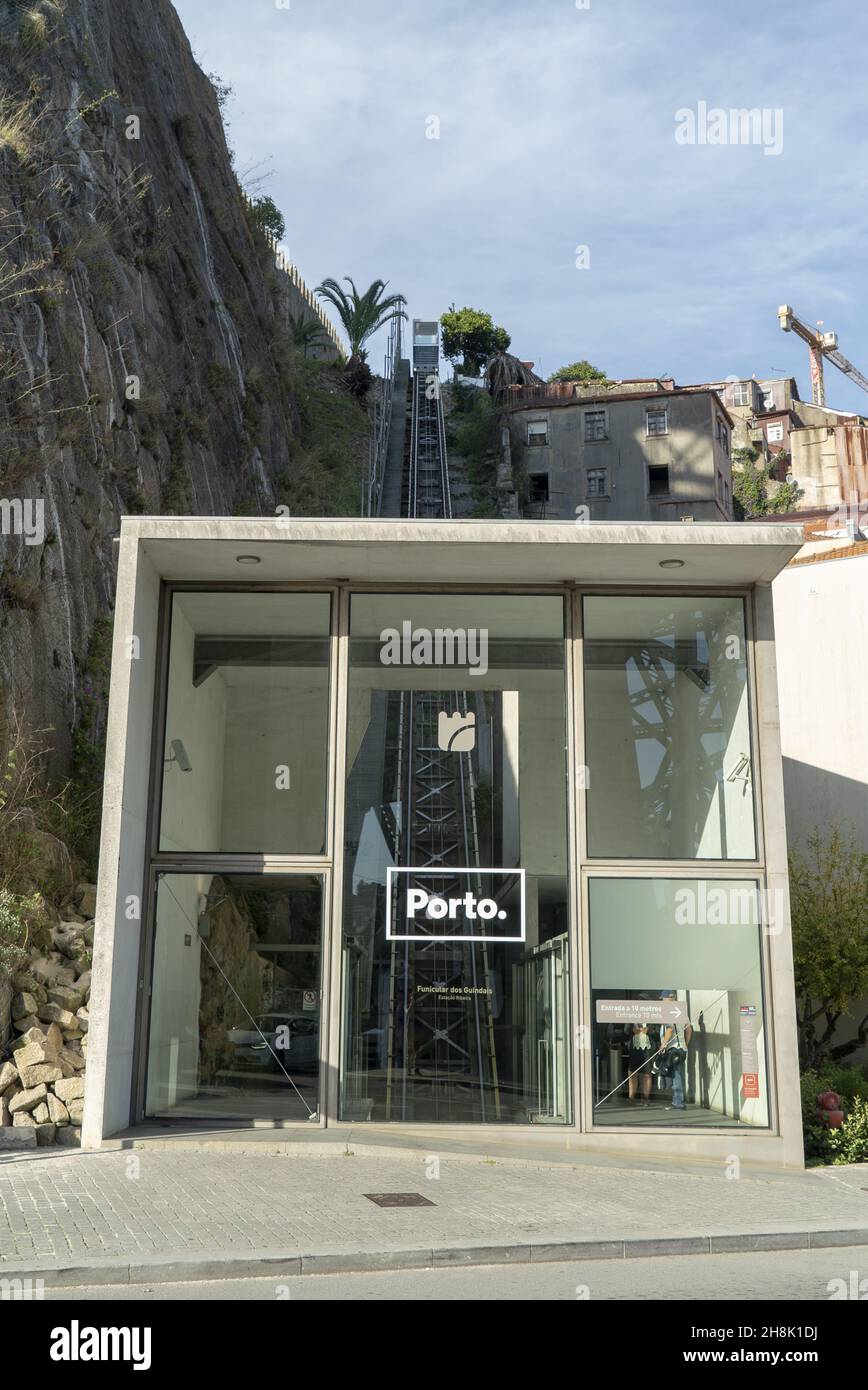 Funicular dos guindais oporto porto hi-res stock photography and images ...