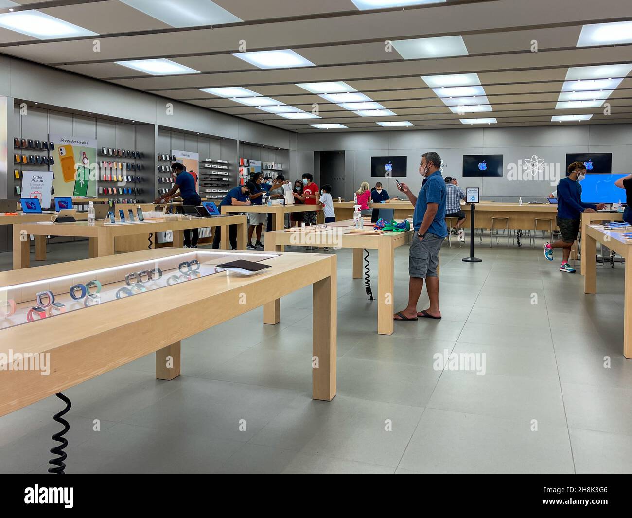 Orlando, FL/USA-12/6/19: An Apple store display of AirPods and Beats  wireless headphones Stock Photo - Alamy