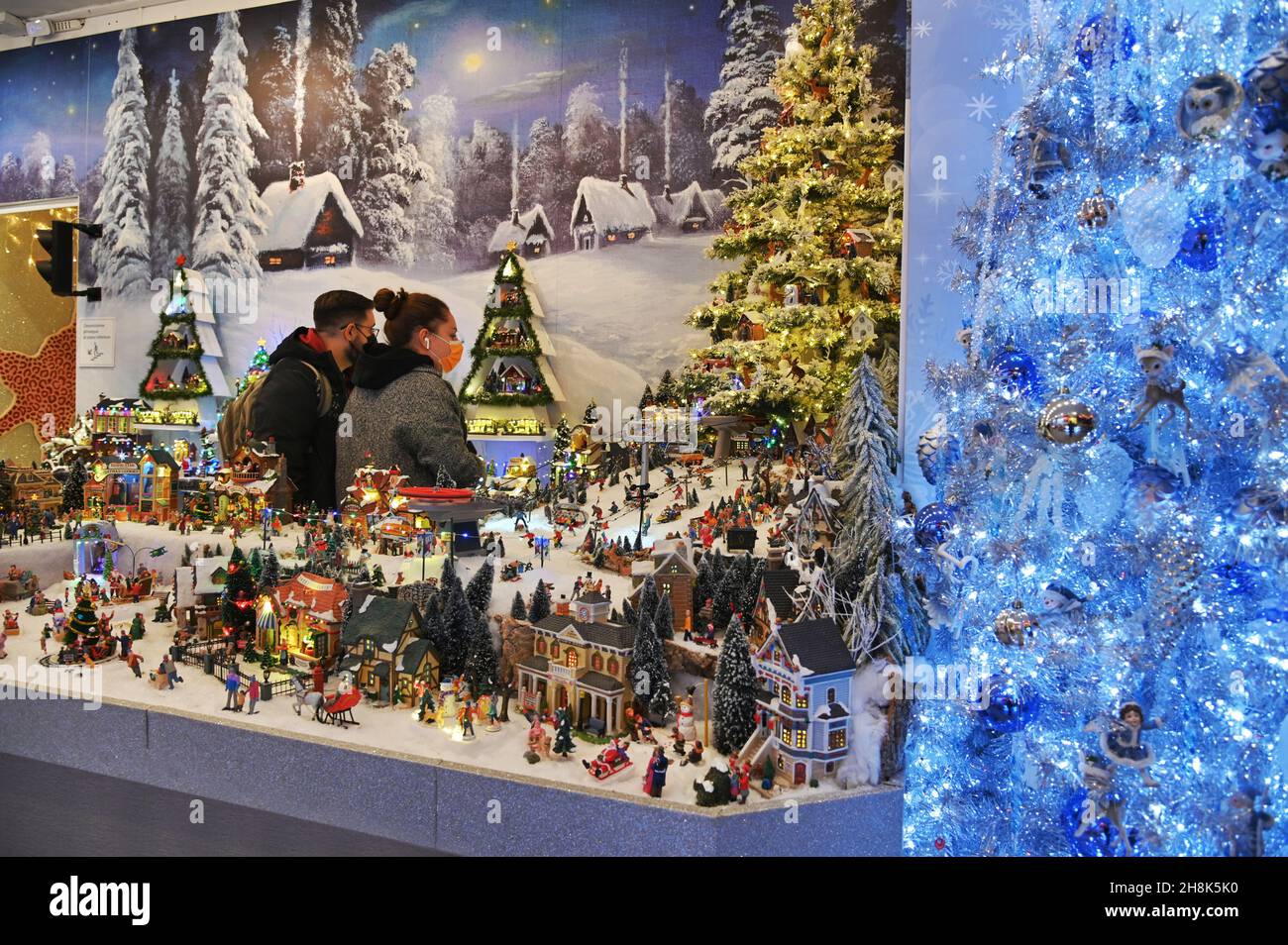 November 20 2022 Pinehurst Village Christmas Tree Lighting Page 7 - Christmas Village Display High Resolution Stock Photography And  Images - Alamy