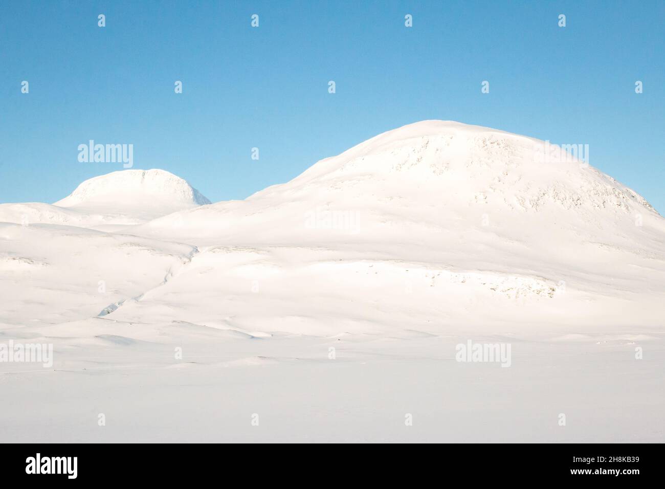White mountains covered in snow along Kungsleden trail in April, between Salka and Singi, Swedish Lapland Stock Photo