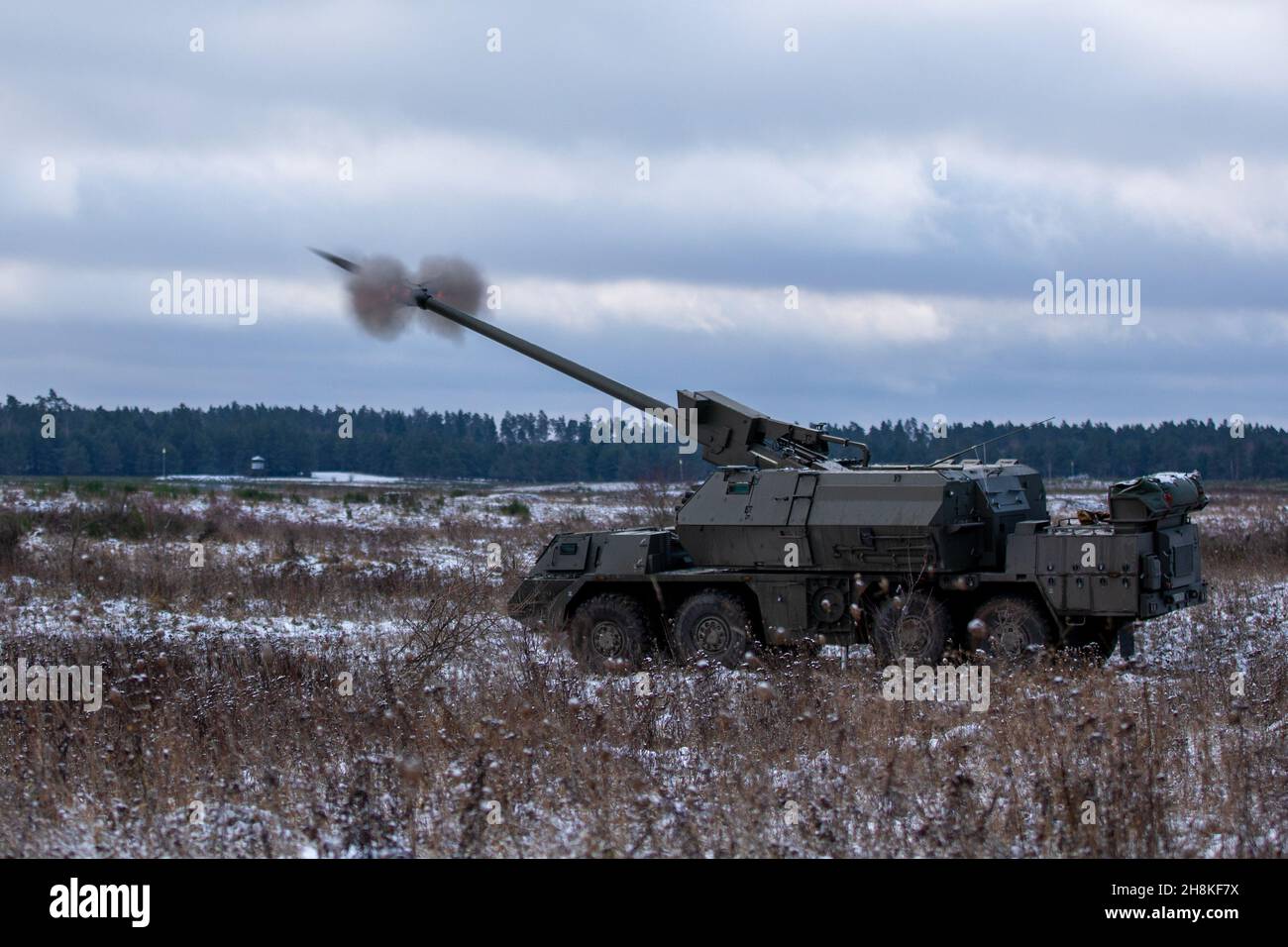 A Slovak Ground Forces Zuzana 2 155mm howitzer fires a projectile during a US-Slovak live-fire exercise at Bemowo Piskie Training Area, Poland, November 30, 2021. Slovak Ground Force’s 21st self-propelled howitzer battalion trained with NATO enhanced Forward Presence Battle Group Poland artillery assets to build combat readiness ahead of their movement to NATO enhanced Forward Presence Battle Group Latvia. The battalion will join other multinational forces as part of the Canadian-led Battle Group in support of the NATO alliance. (U.S. Army photo by Pfc. Jacob Bradford) Stock Photo