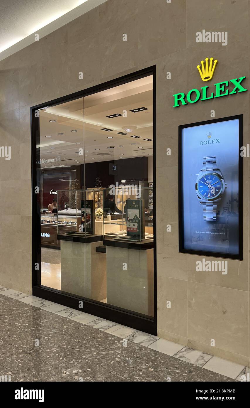 TYSONS CORNER, VA - NOVEMBER 30: Liljenquist & Beckstead Jewelers of Tysons Galleria in Tysons Corner, Virginia remove Rolex watches from their displays due to the rash of smash and grab robberies happening across the USA on November 30, 2021. Creidt: mpi34/MediaPunch Stock Photo