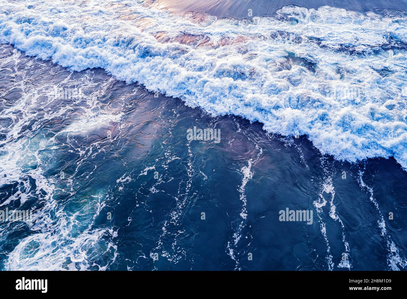 Aerial top view waves splashing hi-res stock photography and images - Alamy