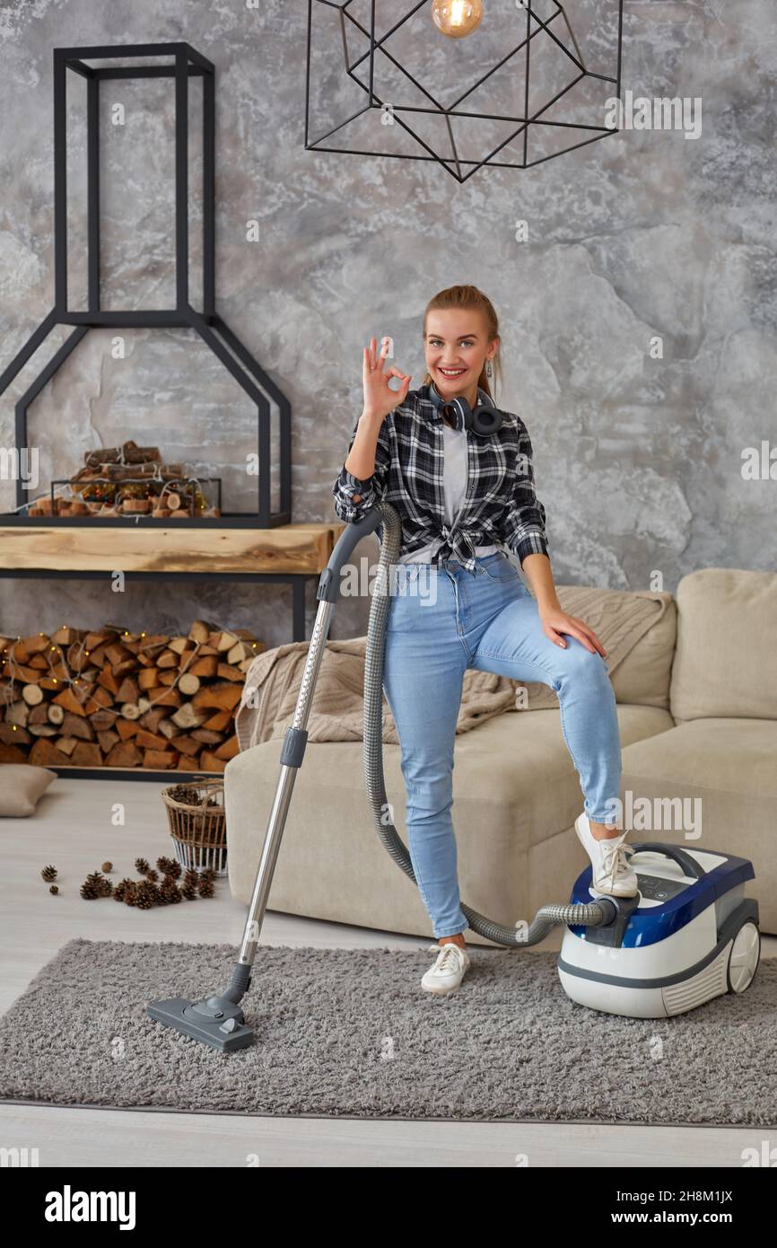 Slim woman cleaning with vacuum cleaner carpet Stock Photo - Alamy