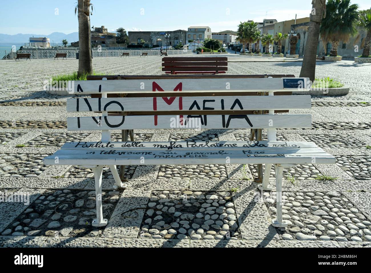 Parkbank, Protest, No Mafia, Castellammare del Golfo, Sizilien, Italien Stock Photo