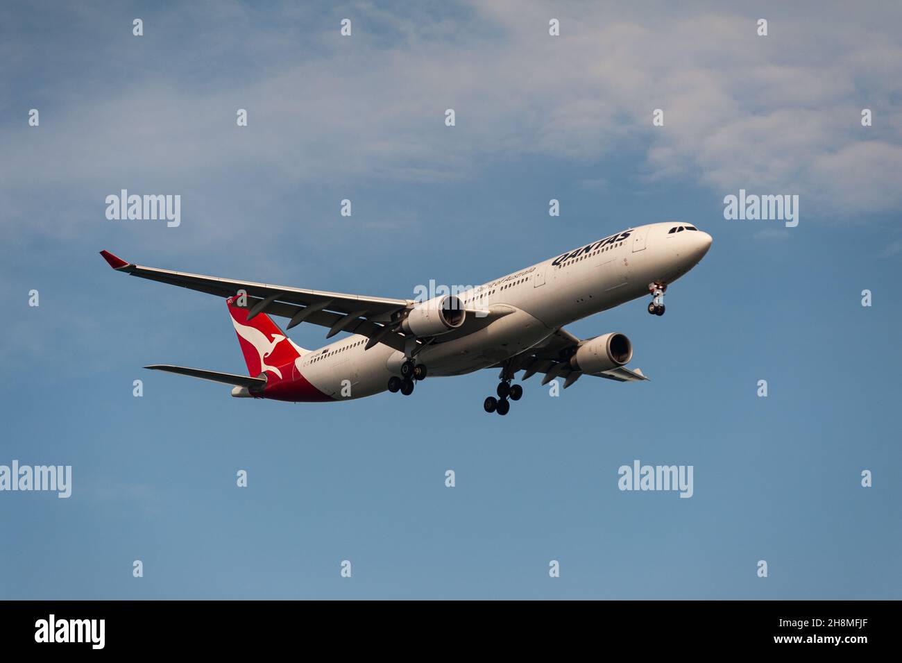 29.11.2021, Singapore, Republic of Singapore, Asia - Airbus A330 passenger aircraft of the Australian airline Qantas Airways approaches Changi Airport. Stock Photo
