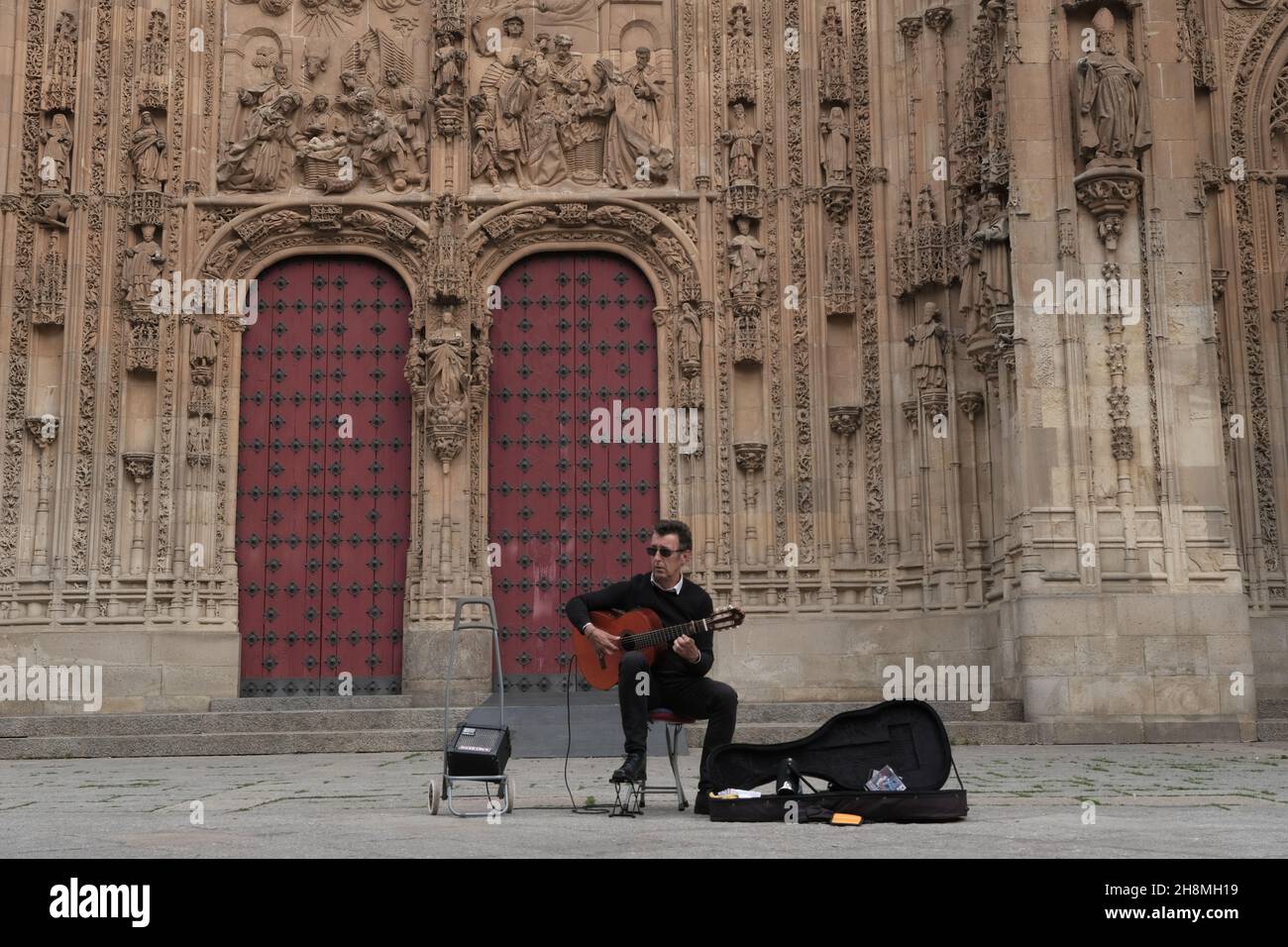 Chitarrista solitario di fronte alla cattedrale Stock Photo