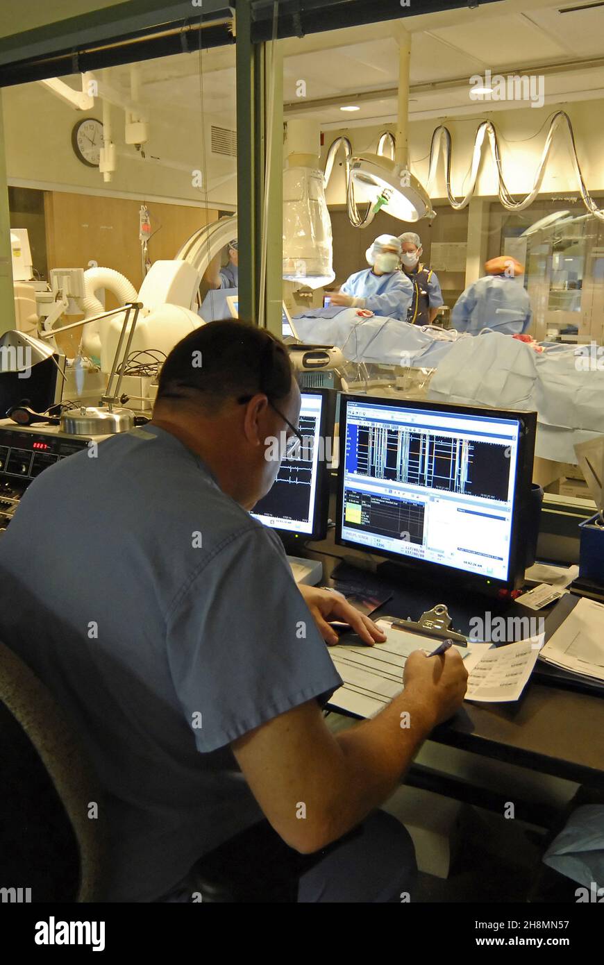 Performing Surgery Using Computer Saint x hi-res stock photography and images - Alamy