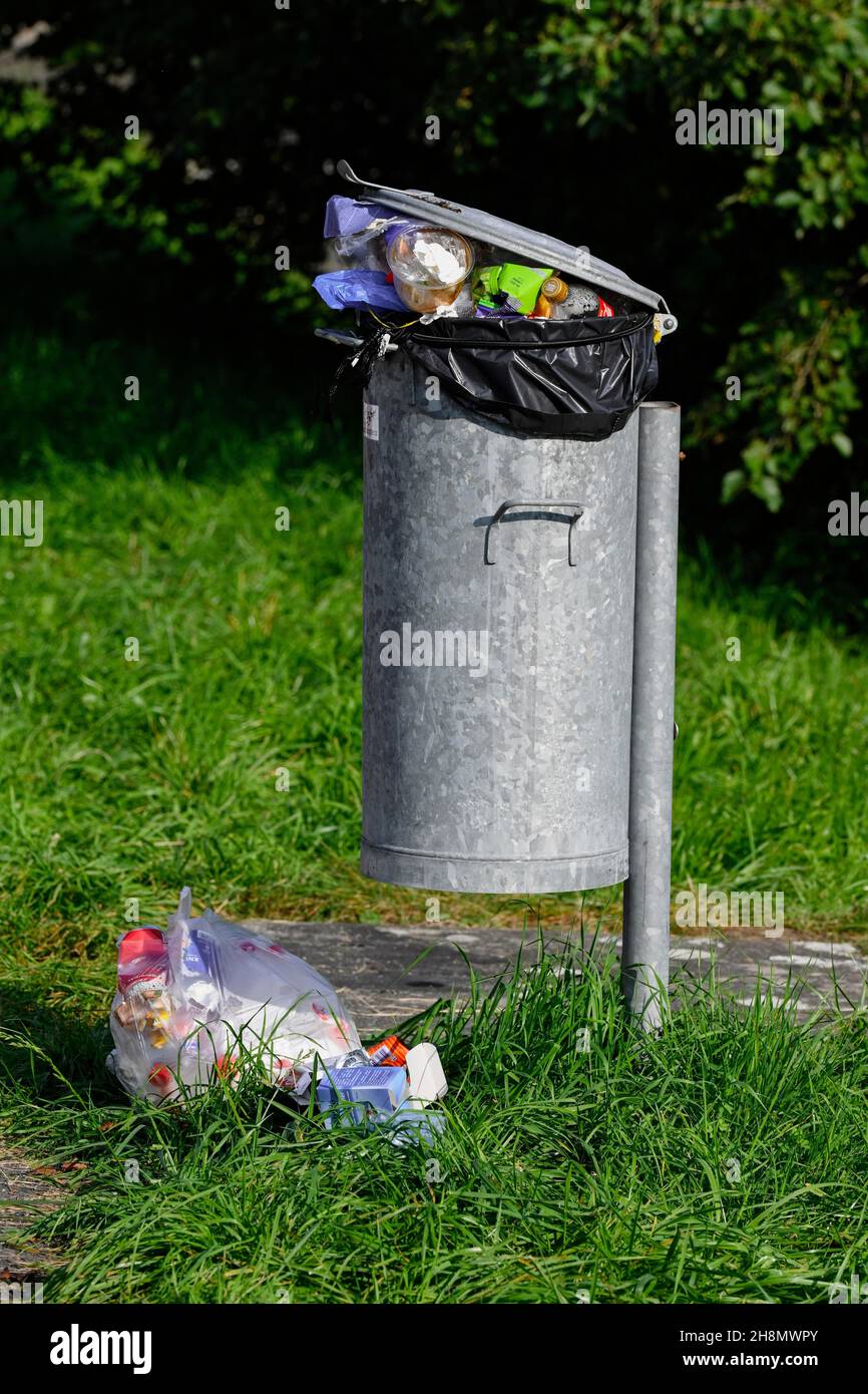 Public waste bin Stock Photo - Alamy
