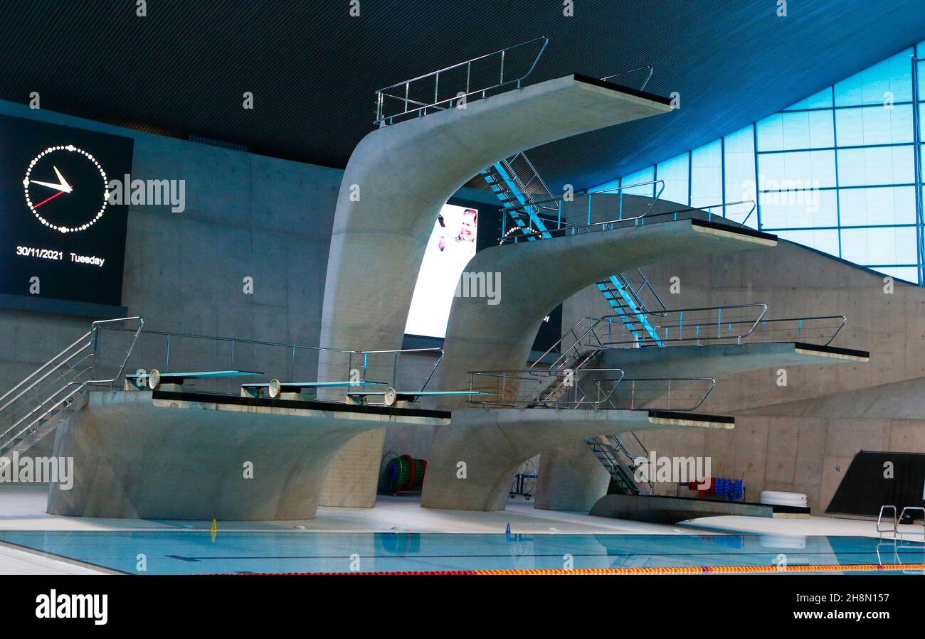 Diving boards at aquatic centre hires stock photography and images Alamy