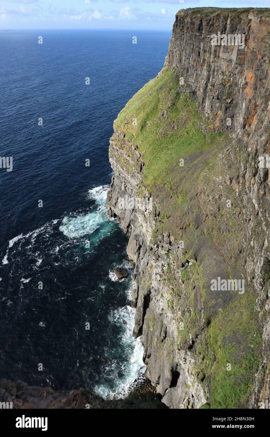 Liscannor – Particolare delle Cliffs of Moher dal sentiero sud Stock Photo