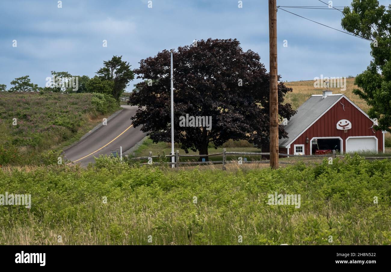 Barn on the road hi-res stock photography and images - Alamy
