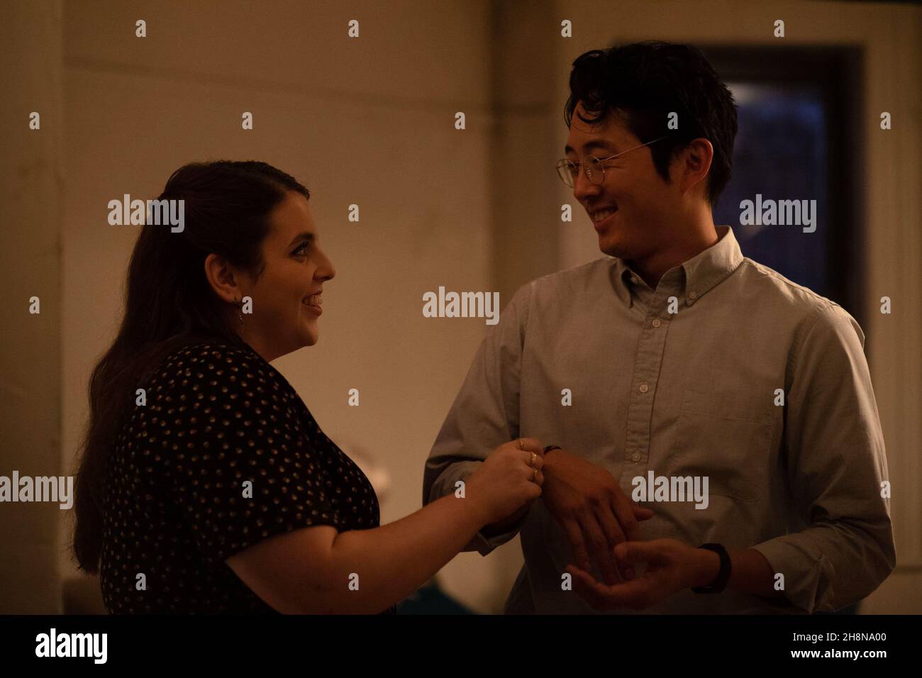BEANIE FELDSTEIN and STEVEN YEUN in THE HUMANS (2021), directed by STEPHEN KARAM. Credit: A24 / Album Stock Photo