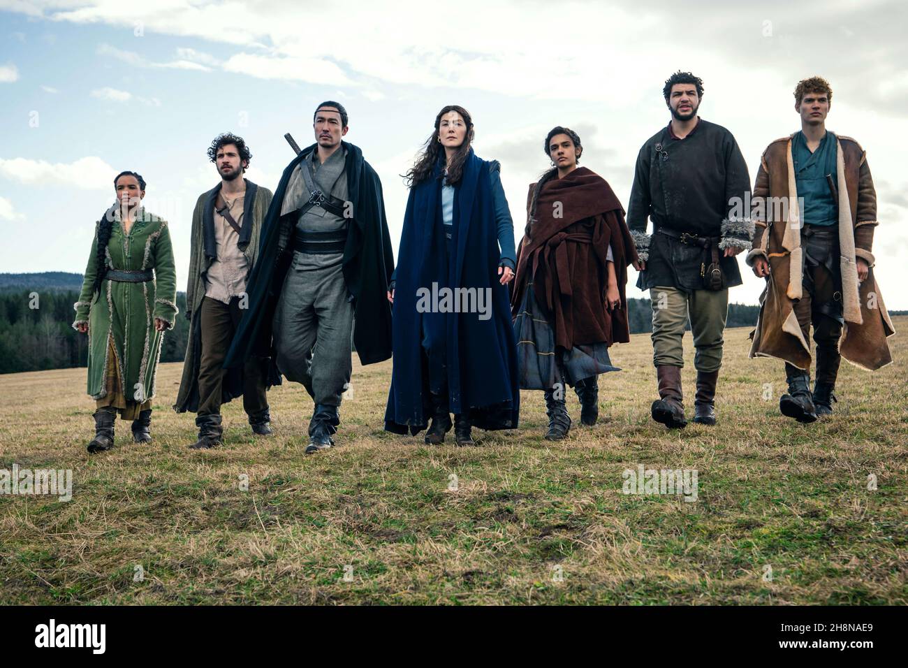 ROSAMUND PIKE, DANIEL HENNEY, MADELEINE MADDEN, ZOE ROBINS, JOSHA STRADOWSKI, BARNEY HARRIS and MARCUS RUTHERFORD in THE WHEEL OF TIME (2021), directed by UTA BRIESEWITZ and WAYNE YIP. Credit: Sony Pictures Television / Amazon Studios / Album Stock Photo