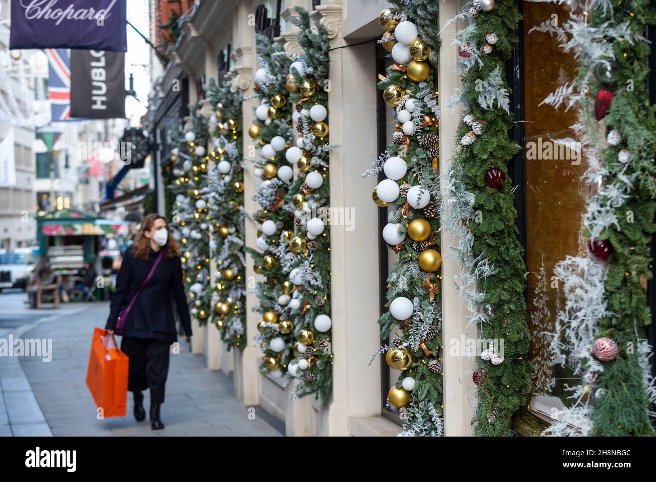 London, UK. 1 December 2021. Chopard store. Christmas decorations in New Bond Street, home to luxury designer stores. Retailers are hoping that the impact of the Omicron variant does not have a negative effect on footfall in the run up to the busy Christmas sales period.  Credit: Stephen Chung / Alamy Live News Stock Photo