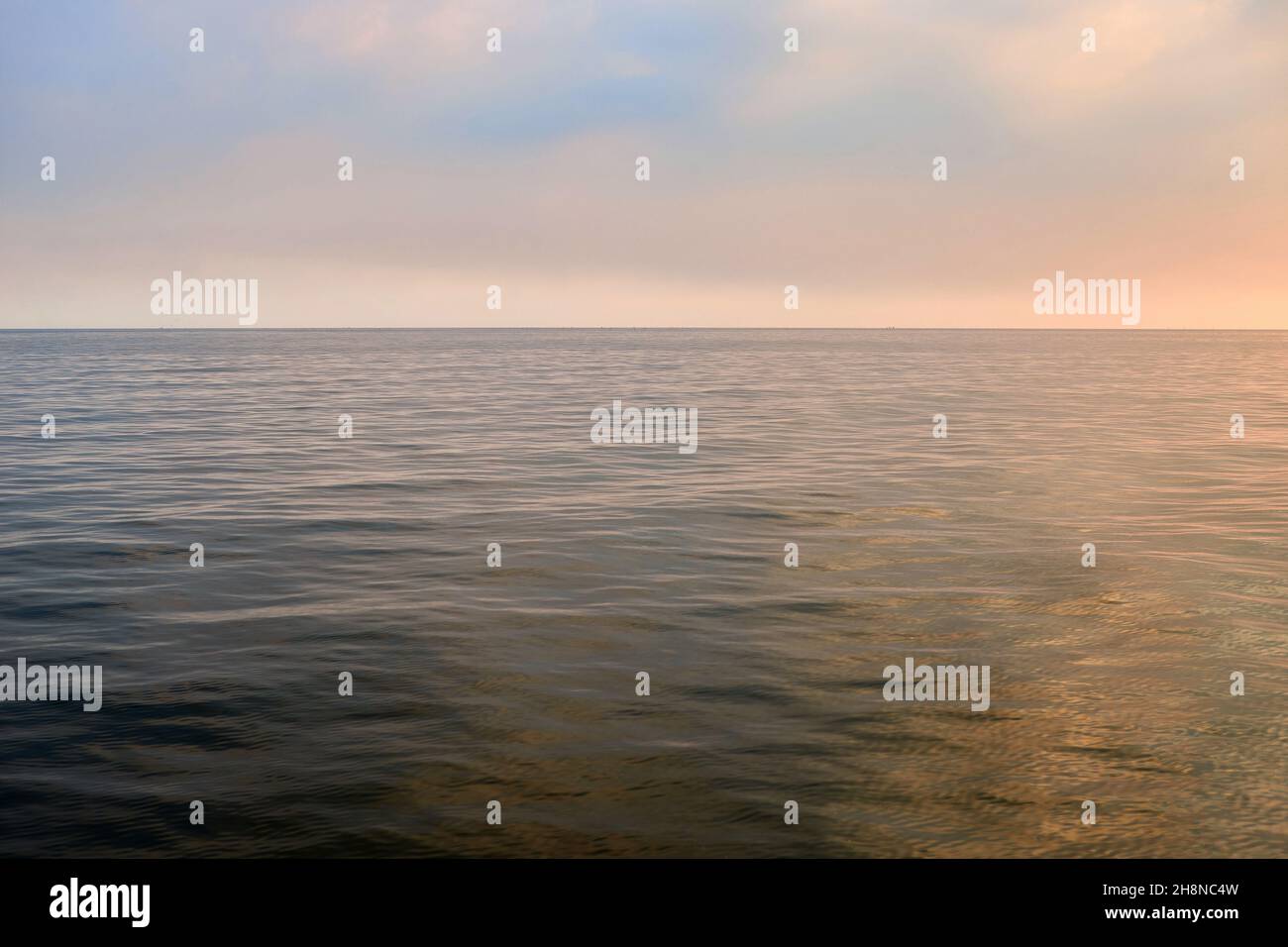 Sunset sky over shiny sea hi-res stock photography and images - Alamy