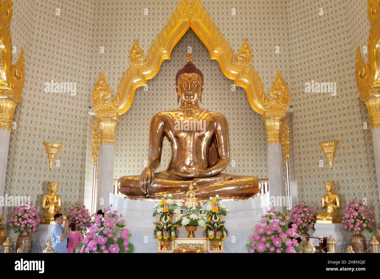 Gold Buddha statue at Wat Traimit, Bangkok, Thailand Stock Photo - Alamy
