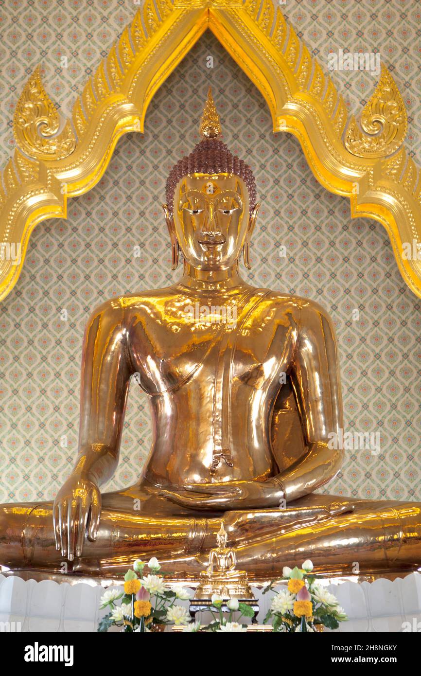 Gold Buddha statue at Wat Traimit, Bangkok, Thailand Stock Photo