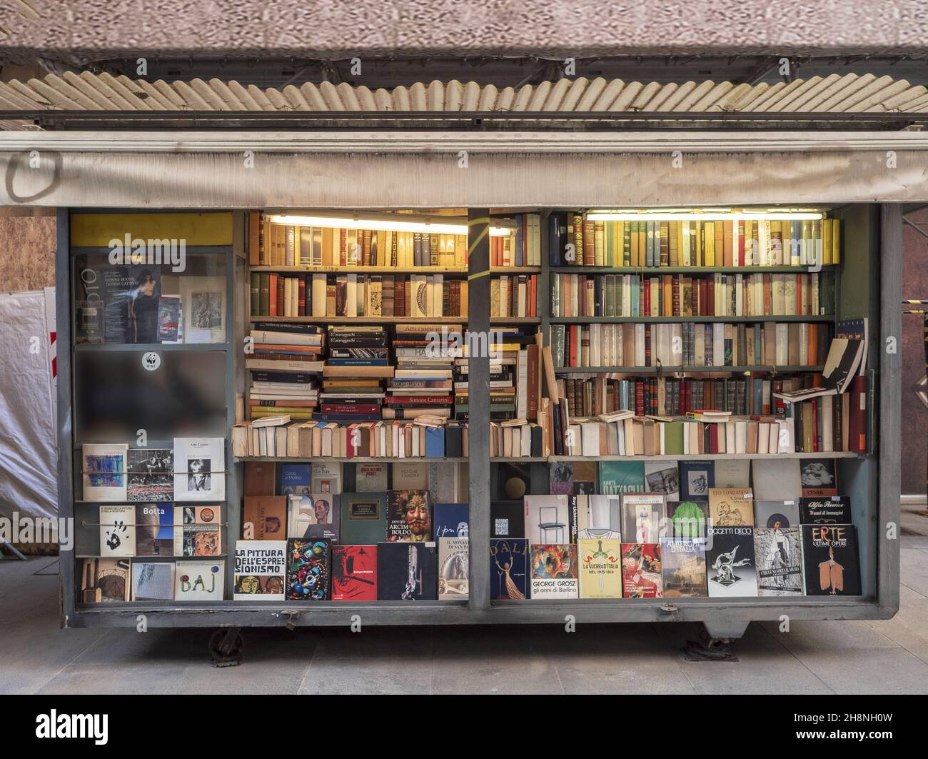 Use Book Used books hi-res stock photography and images - Alamy