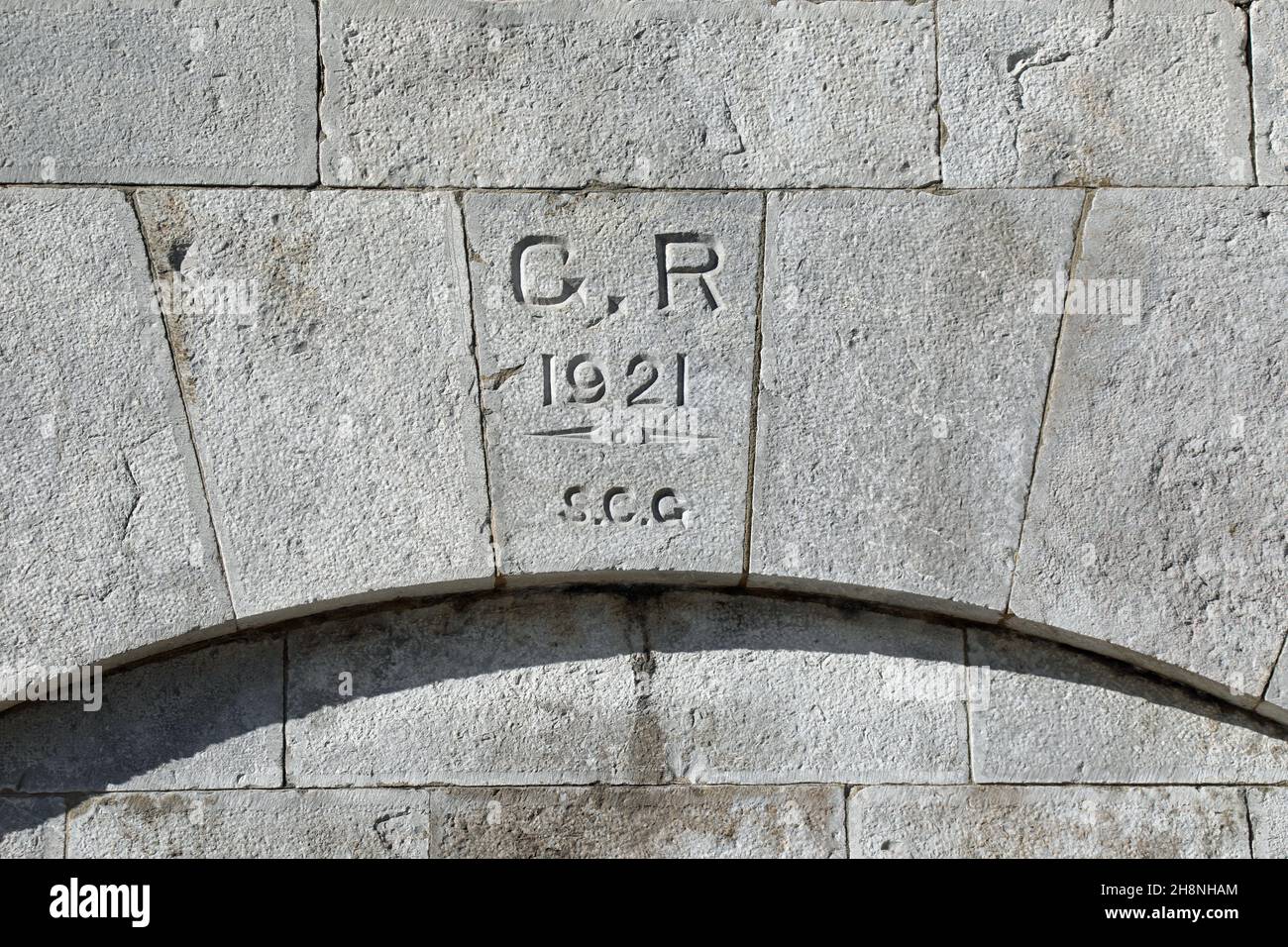 G R 1921 date stone at the Ragged Staff Gates in Gibraltar Stock Photo