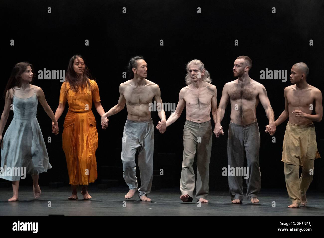 Akram Khan Company’s production of Outwitting the Devil, dress rehearsal takes place at Sadler’s Wells in London on 23 November 2021. The production runs from 23-27 November. Combining classical and contemporary influences, Khan explores our oldest rituals in the context of our ever-changing planet. The work is inspired by the newly discovered fragment of the Babylonian Epic of Gilgamesh, one of the world’s earliest surviving great works of literature. Credit: Malcolm Park/Alamy Stock Photo